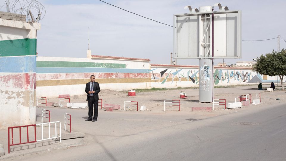 Ein Mitarbeiter des Gefängnisses Kasserines wartet vor dem Eingangstor auf Ali Rebah. Ein Mitarbeiter des Gefängnisses Kasserines wartet vor dem Eingangstor auf Ali Rebah.