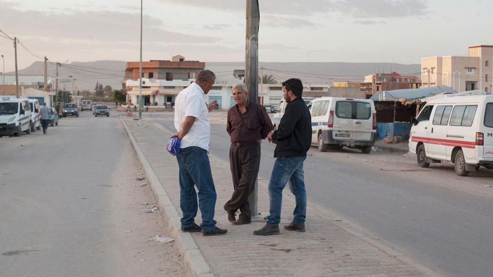 Der Busbahnhof: Hier hat sich 2011 Hosni Kaliya angezündet. Menschen stehen an dem Busbahnhof, wo sich Hosny Kaliya 2011 angezündet hat