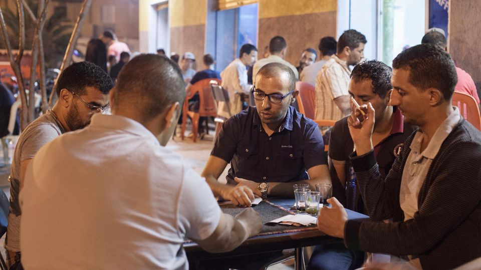 Jeden Abend trifft sich Ali Rebah mit Freunden zum Kartenspielen Jeden Abend trifft sich Ali Rebah mit Freunden zum Kartenspielen