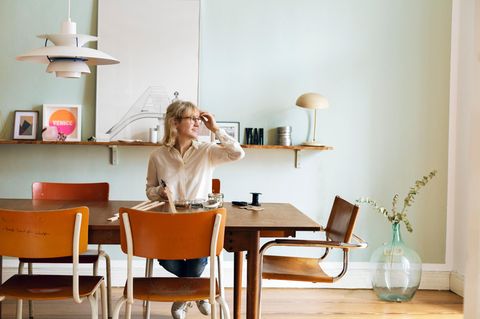 Die Designerin Isabell Liebmann sitzt an einem Tisch