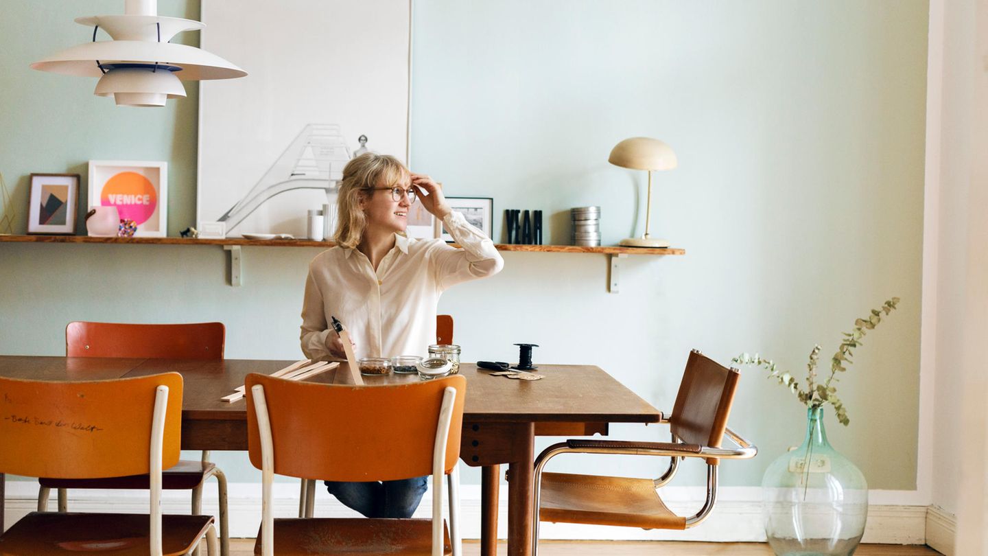 Die Designerin Isabell Liebmann sitzt an einem Tisch