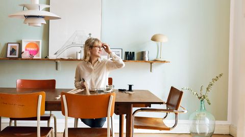 Die Designerin Isabell Liebmann sitzt an einem Tisch