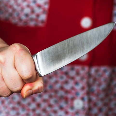 Eine Frau hält ein Messer in der Hand