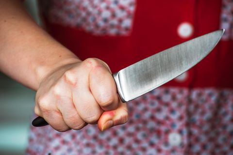 Eine Frau hält ein Messer in der Hand