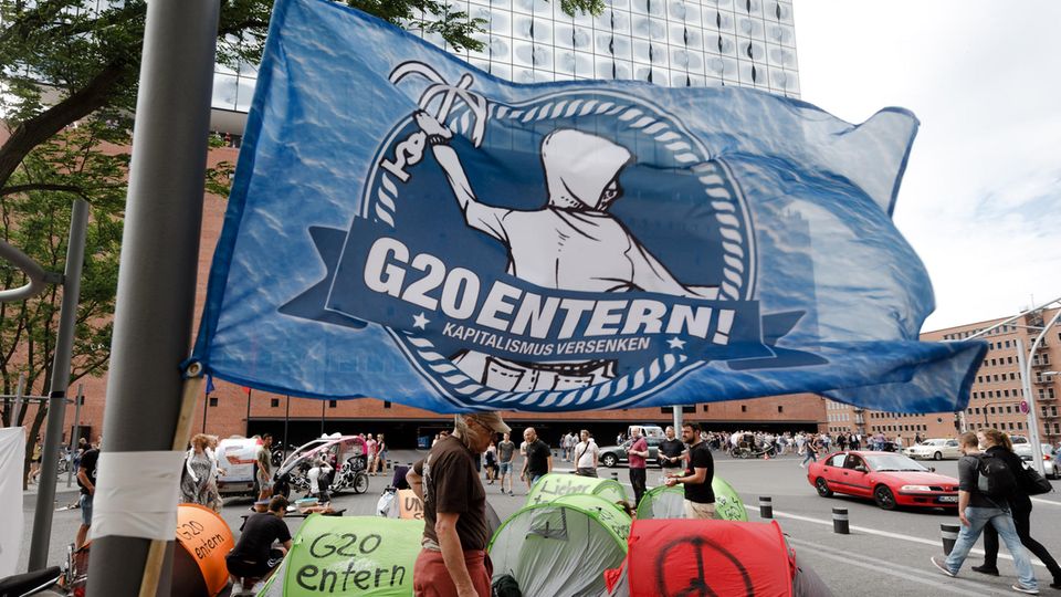 Protest gegen G20 -Gipfel in Hamburg vor der Elbphilharmonie