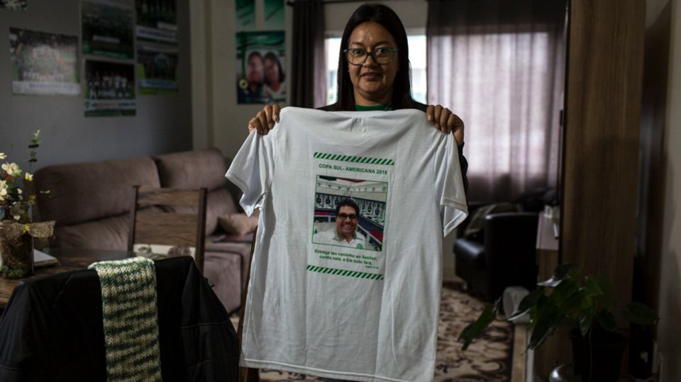 Jacqueline Madrid hat das Bild ihres toten Mannes Anderson auf T-Shirts drucken lassen. Er war Zeugwart des Klubs.