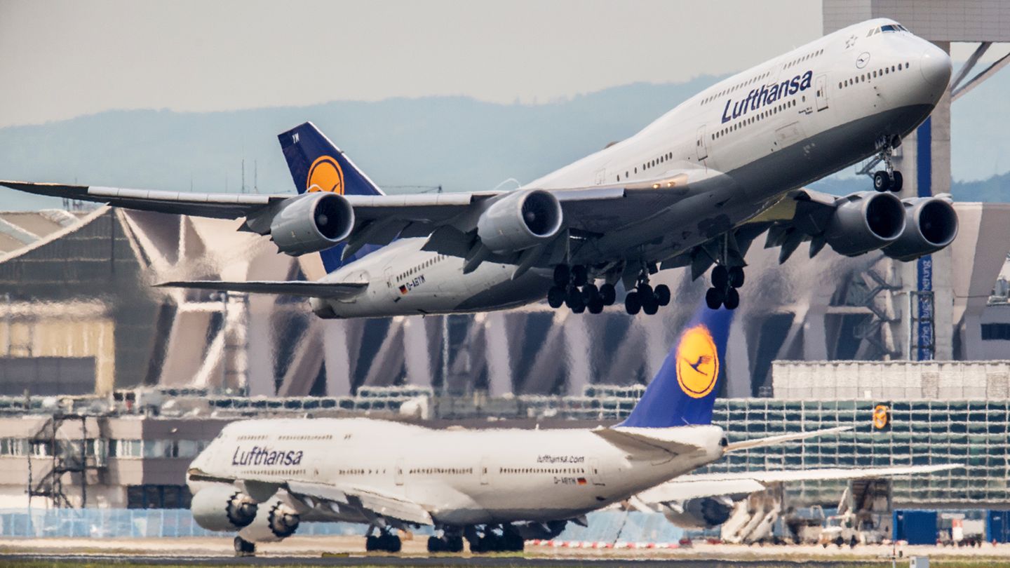 Zwei Jumbojets der Lufthansa an ihrem Drehkreuz in Frankfurt
