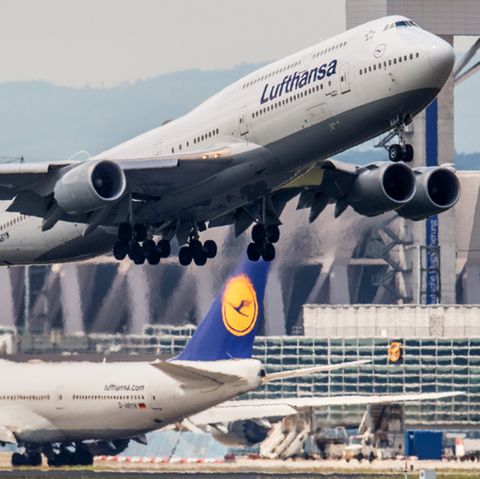 Zwei Jumbojets der Lufthansa an ihrem Drehkreuz in Frankfurt