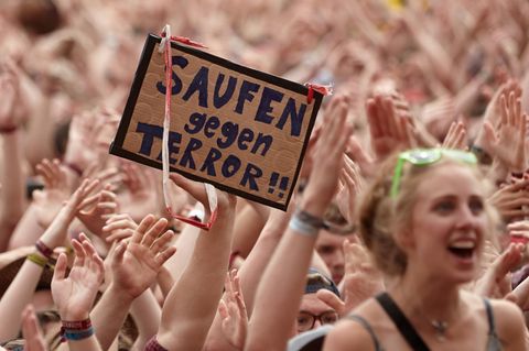 Am Tag nachdem Rock am Ring unterbrochen worden war, forderten feiernde Zuschauer "Saufen gegen Terror" 