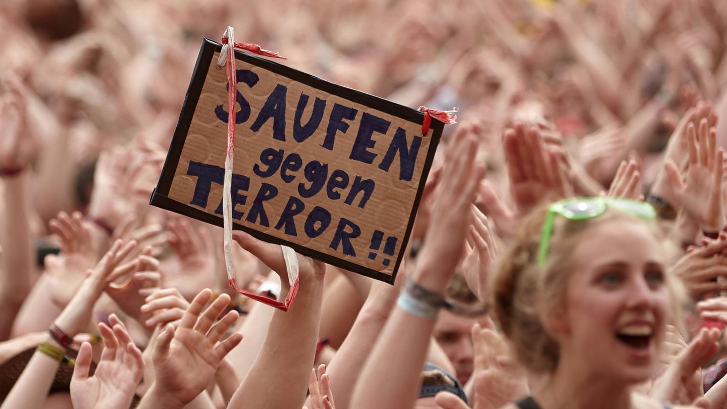 Am Tag nachdem Rock am Ring unterbrochen worden war, forderten feiernde Zuschauer "Saufen gegen Terror" 