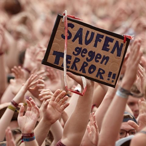 Am Tag nachdem Rock am Ring unterbrochen worden war, forderten feiernde Zuschauer "Saufen gegen Terror" 