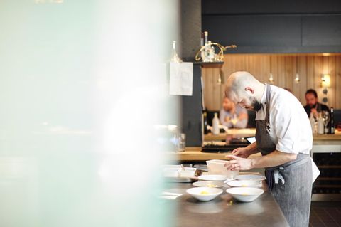 Küchenchef Micha Schäfer kocht brutal lokal im "Nobelhart & Schmutzig"