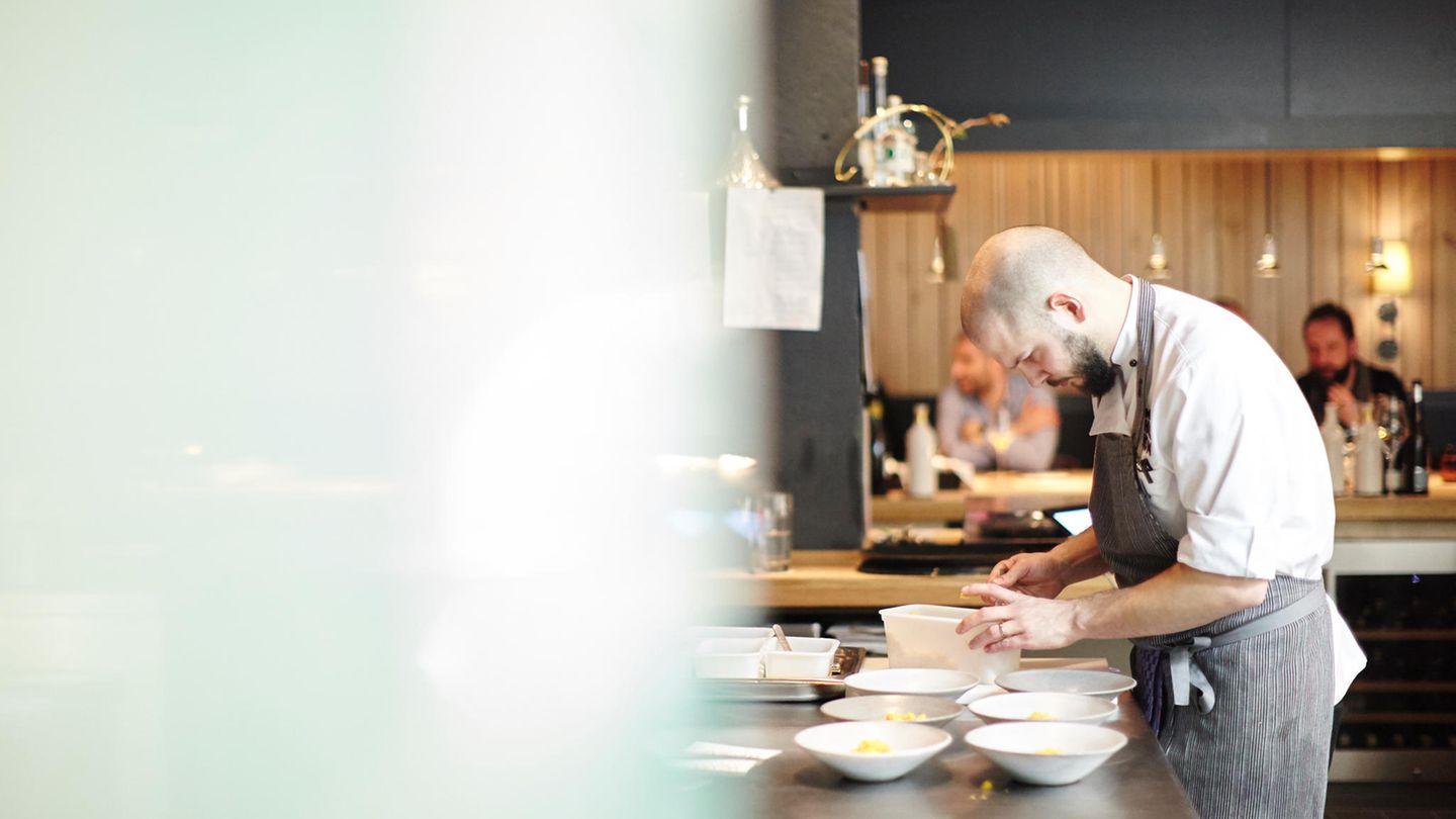 Küchenchef Micha Schäfer kocht brutal lokal im "Nobelhart & Schmutzig"