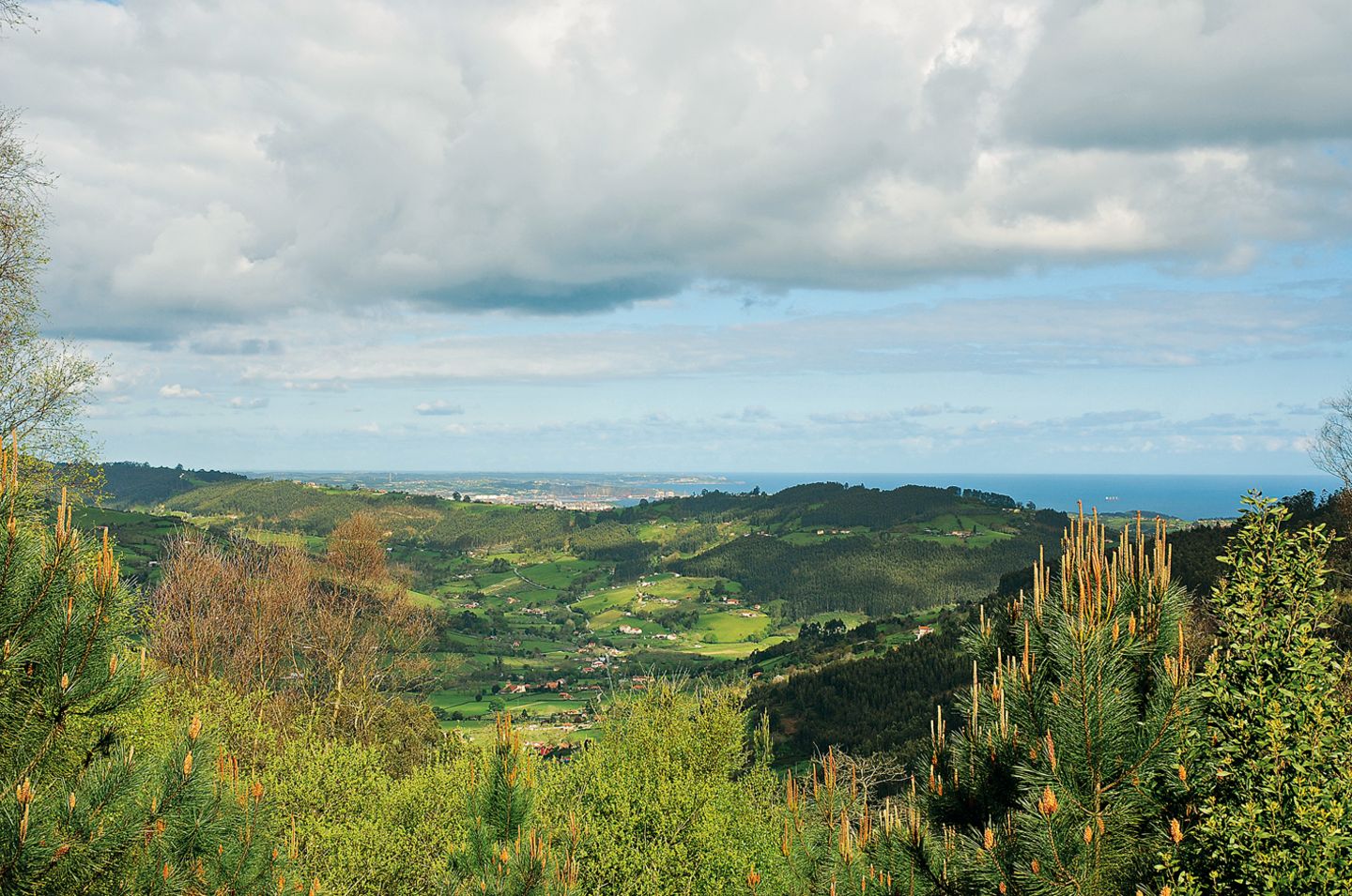 Nach dem Alto de la Cruz: Blick über das Tal von Peón bis nach Gijón und zum Meer.