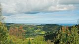 Nach dem Alto de la Cruz: Blick über das Tal von Peón bis nach Gijón und zum Meer.