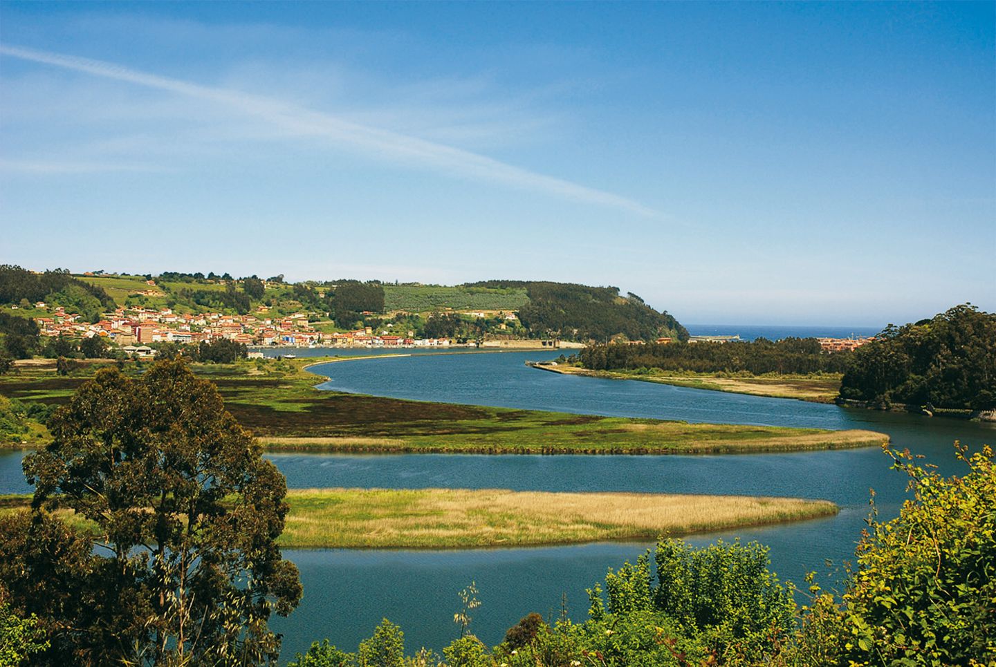 Blick über den Río Nalón auf San Esteban de Pravia