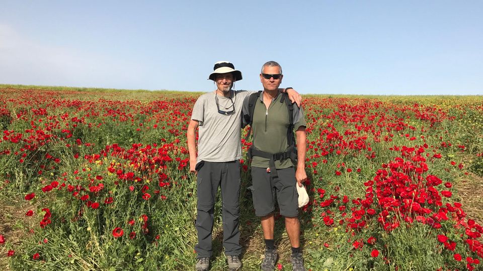 Zeitmanagement: Unterwegs in Israel: Dan Ariely (l.) in Gesellschaft eines Wandergefährten Unterwegs in Israel: Dan Ariely (l.) in Gesellschaft eines Wandergefährten