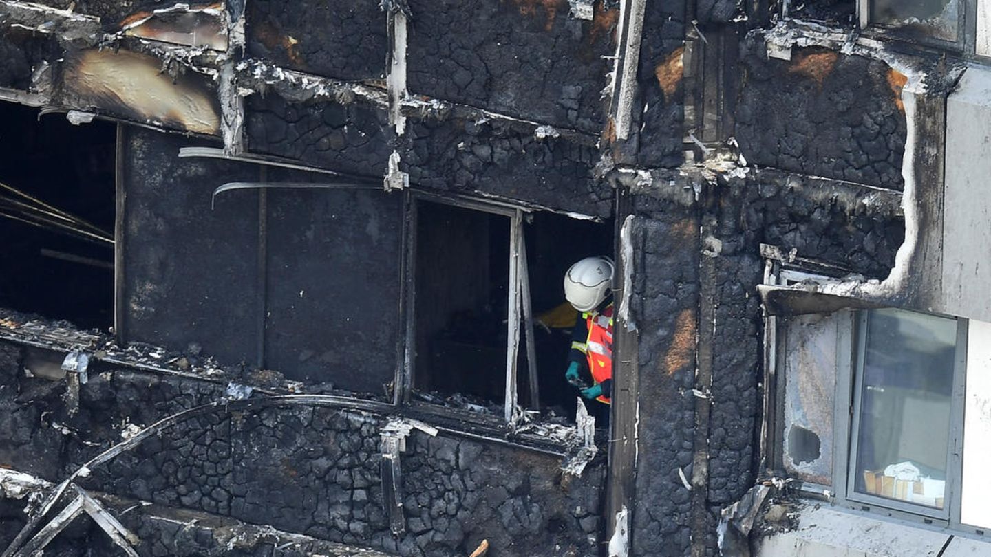 Ein Feuerwehrmann in der Brandruine von London - Wie sieht es mit dem Brandschutz in Deutschland aus?