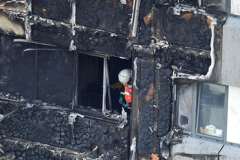 Ein Feuerwehrmann in der Brandruine von London - Wie sieht es mit dem Brandschutz in Deutschland aus?