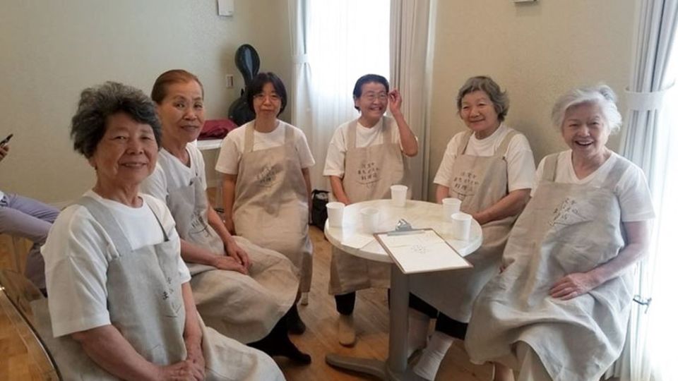 Pop-up-Restaurant in Tokio: Nicht nur die Gäste, auch die Servicekräfte scheinen Spaß zu haben Nicht nur die Gäste, auch die Servicekräfte scheinen Spaß zu haben