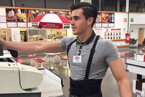 Ein hübscher junger Mann arbeitet an einer Supermarktkasse