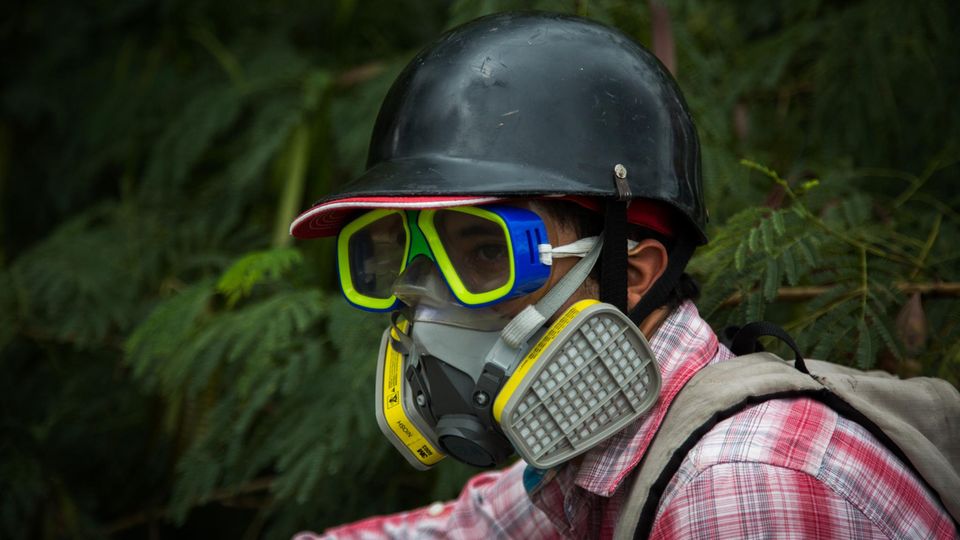 Volksaufstand in Venezuela: Jo Gomez mit Helm und Gasmaske. Der Sozialarbeiter sagt, der Hass sei nicht mehr zu kontrollieren Jo Gomez mit Helm und Gasmaske. Der Sozialarbeiter sagt, der Hass sei nicht mehr zu kontrollieren