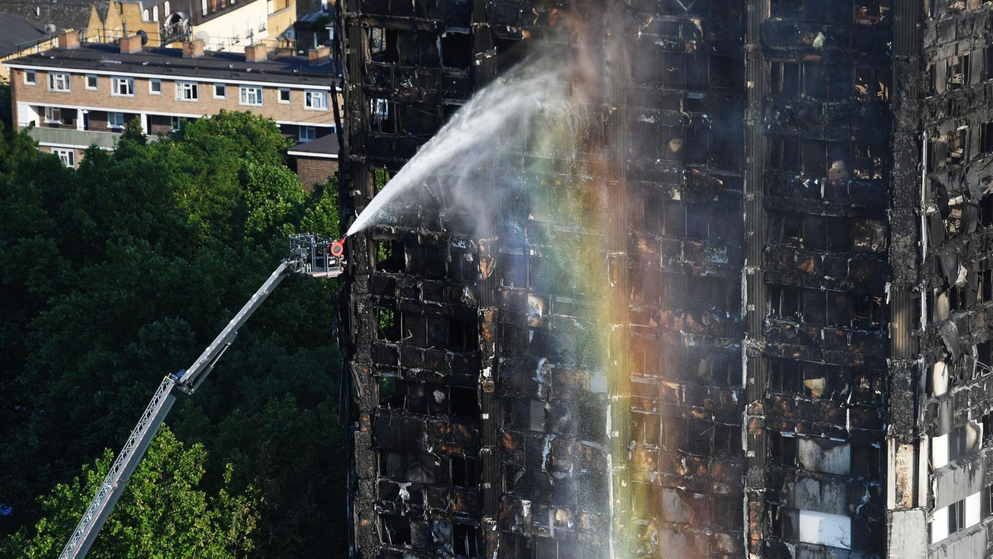 Bei dem Brand im 24-stöckigen Grenfell Tower in London sind mindestens zwölf Menschen ums Leben gekommen