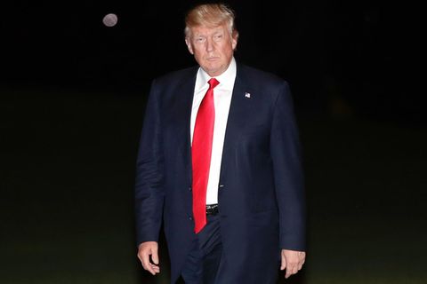 Donald Trump allein auf dem Südrasen des Weißen Hauses in Washington