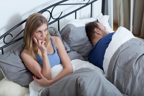 Manch einer bleibt bei seinem Partner, obwohl er schon weiß, dass ihn die Beziehung nicht glücklich macht