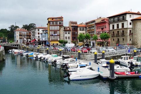 Bild 1 von 9 der Fotostrecke zum Klicken:  Bei Spaniern eine beliebte Sommerfrische: Llanes mit seinem Hafen und der denkmalgeschützten Altstadt.