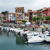 Bild 1 von 9 der Fotostrecke zum Klicken:  Bei Spaniern eine beliebte Sommerfrische: Llanes mit seinem Hafen und der denkmalgeschützten Altstadt.