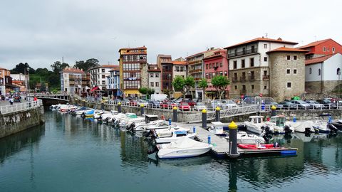 Bild 1 von 9 der Fotostrecke zum Klicken:  Bei Spaniern eine beliebte Sommerfrische: Llanes mit seinem Hafen und der denkmalgeschützten Altstadt.
