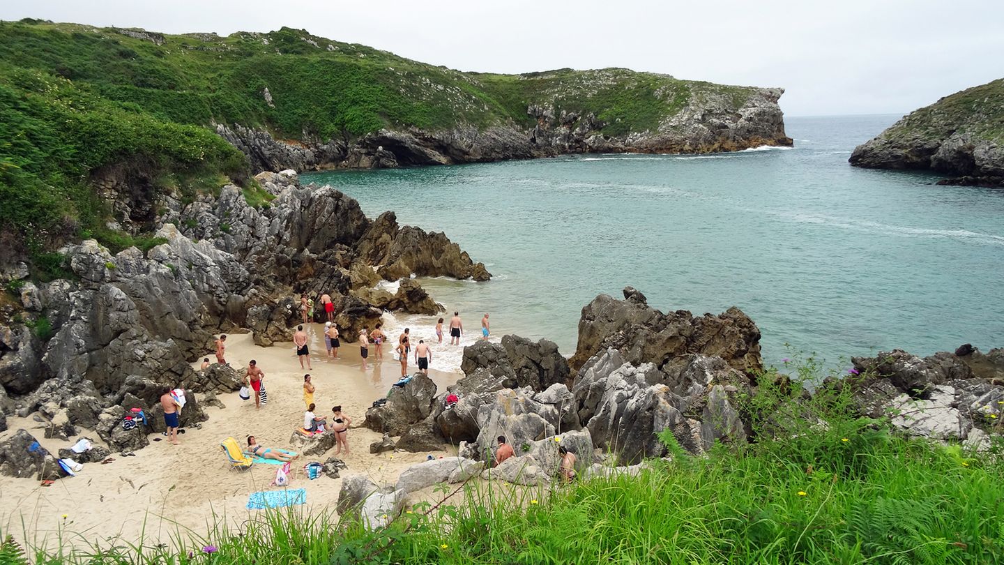 Viele davon haben eine Sandstrand, wie hier die Playa de Cué gleich östlich von Llanes. Doch die Wassertemperatur steigt auch im Sommer selten über 20 Grad Celsius.