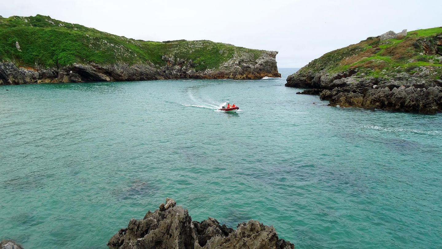 Gleich neben Llanes es gibt viele geschützte Buchten, in denen die Wellen des Atlantiks nicht mehr so heftig sind.