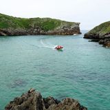 Gleich neben Llanes es gibt viele geschützte Buchten, in denen die Wellen des Atlantiks nicht mehr so heftig sind.