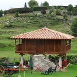 Typisch für Asturien: ein "Horreo", einem auf Stelzen stehender traditioneller Speicher für Lebensmittel, der hier zum Ferienhaus umgebaut wurde.