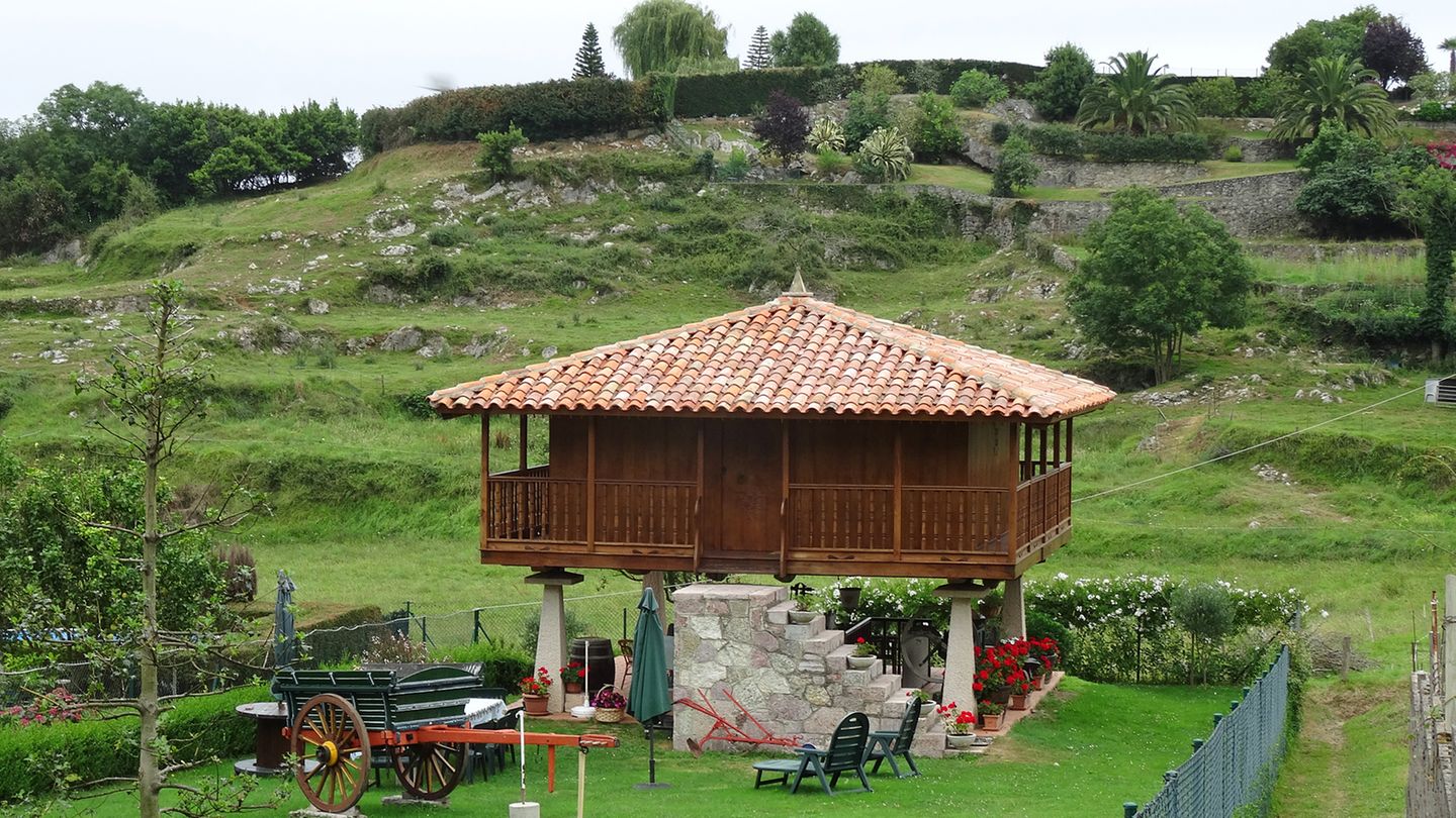 Typisch für Asturien: ein "Horreo", einem auf Stelzen stehender traditioneller Speicher für Lebensmittel, der hier zum Ferienhaus umgebaut wurde.