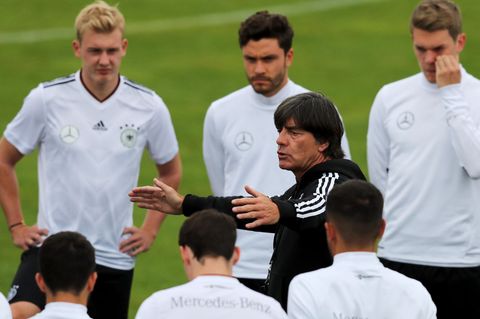 Vorbereitung auf den Confed Cup - Jogi Löw bei einer Ansprache inmitten seiner Spieler