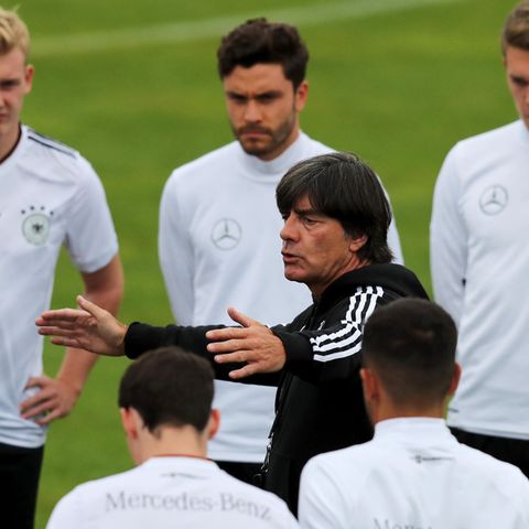 Vorbereitung auf den Confed Cup - Jogi Löw bei einer Ansprache inmitten seiner Spieler