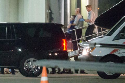 US-Bürger Otto Warmbier wird bei seiner Ankunft in den USA aus Nordkorea aus dem Flugzeug getragen