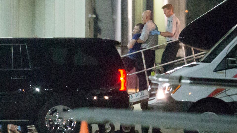 US-Bürger Otto Warmbier wird bei seiner Ankunft in den USA aus Nordkorea aus dem Flugzeug getragen US-Bürger Otto Warmbier wird bei seiner Ankunft in den USA aus Nordkorea aus dem Flugzeug getragen
