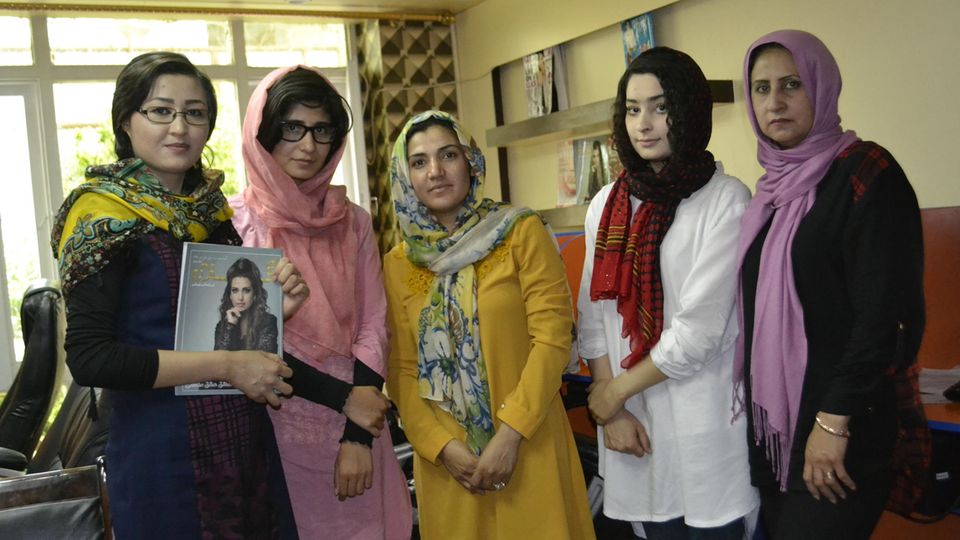 Mit ihrem Team will Hassansada (l.) das Image der afghanischen Frau "von schwarz-weiß zu bunt ändern" Chefredakteurin Fatana Hassansada und ihr Team