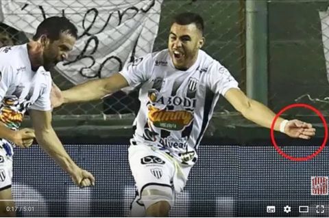 Ein Fußballer aus Argentinien mit einer Nadel in der Hand – blöd nur, dass er gerade spielt.