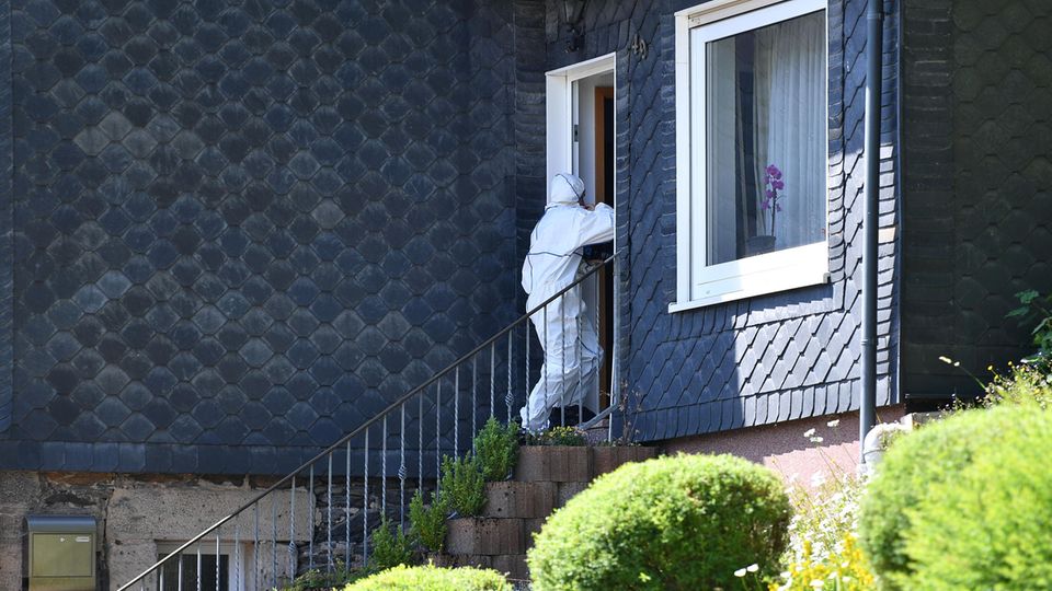 Nach der Bluttat sind die Ermittler am Tatort