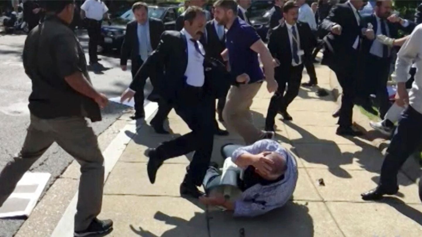 Ein Leibwächter des türkischen Präsidenten Recep Tayyip Erdogan tritt auf einen am Boden liegenden Demonstranten ein