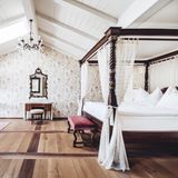 Castel Fragsburg  Ein Haus wie ein Dornröschenschloss, nur mit weniger Dornen und ohne Schneewittchen. Das ehemalige Jagdschlösschen aus dem 17. Jahrhundert steht an einem Hang oberhalb von Meran in einem zauberhaften, 10 000 Quadratmeter großen Park. Vom Pool schaut man auf Rosen und Palmen, vom Zimmer über Apfelplantagen und Weinberge bis zum Ortler-Massiv. Die Besitzerfamilie Ortner hat das Schlösschen mit Antiquitäten und modernen Akzenten gestaltet. Ein weiterer Grund, das Hotel während des Aufenthaltes nicht zu verlassen: das Gourmet-Restau­rant, in dem der Sizilianer Enzo Bellia eine feine Fusion aus Alpinem und Mediterranem auf die Teller zaubert.  Adresse: Meran, Fragsburg 3, Tel. 0473-24 40 71, www.fragsburg.com, DZ/F ab 386 €