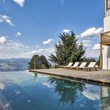 Gasthof Kohlern  Der Blick aus dem Pool ist unendlich, man glaubt, in den Himmel hinauszuschwimmen, schwerelos durch die Bergwelt zu treiben. Zum Gasthof Kohlern, 1130 Meter über Bozen gelegen, gelangt man mit einer Schwebe­bahn. Das mit der Schwerelosigkeit ist allerdings so eine Sache, denn das Slow-Food-Restaurant in diesem luxuriösen Berggasthaus oberhalb von Bozen ist ausgezeichnet. Und wie soll man Nein sagen, wenn es nachmittags auf der Terrasse Rhabarberkuchen mit Schokoladensoße gibt? Später, wenn man nach dem Gourmet-Menü satt und glücklich in die Kissen sinkt, hat man trotz der Bettschwere endgültig das Gefühl, zu schweben.  Adresse: Bozen, Kohlern 11, Tel. 0471-32 99 78, www.kohlern.com, DZ/HP ab 188 €