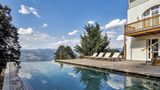 Gasthof Kohlern  Der Blick aus dem Pool ist unendlich, man glaubt, in den Himmel hinauszuschwimmen, schwerelos durch die Bergwelt zu treiben. Zum Gasthof Kohlern, 1130 Meter über Bozen gelegen, gelangt man mit einer Schwebe­bahn. Das mit der Schwerelosigkeit ist allerdings so eine Sache, denn das Slow-Food-Restaurant in diesem luxuriösen Berggasthaus oberhalb von Bozen ist ausgezeichnet. Und wie soll man Nein sagen, wenn es nachmittags auf der Terrasse Rhabarberkuchen mit Schokoladensoße gibt? Später, wenn man nach dem Gourmet-Menü satt und glücklich in die Kissen sinkt, hat man trotz der Bettschwere endgültig das Gefühl, zu schweben.  Adresse: Bozen, Kohlern 11, Tel. 0471-32 99 78, www.kohlern.com, DZ/HP ab 188 €