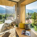 Muchele  Palmen, der Duft nach Lavendel und Rosen, sanftes Wasserplätschern, eisgekühlter Weißwein zum Aperitif: Auf der Terrasse des Muchele in Burgstall bei Lana kommt man sich im Sommer unheimlich mediterran vor. Wenn man die Augen schließt, könnte man sich vorstellen, in Mittelitalien am Strand zu sitzen. Es wäre aber viel zu schade, nichts zu sehen, denn das Haus, der Garten und nicht zuletzt das Fischgericht auf dem Teller sind ein einziger Augenschmaus. Gastgeberfamilie Ganthaler führt den Betrieb  mit viel Charme und Geschick. Da-bei setzt sie auf modernes Design und regionale Wurzeln.  Adresse: Burgstall, Maiergasse 1, Tel. 0473-291135, www.muchele.com, DZ/HP ab 190 €