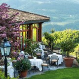 Hotel Turm  Holzfußboden aus Sütiroler Lärche, Himmelbett aus Zirbelkieferholz, Rundbogenfenster: In den historischen Zimmern des Hotel Turm fühlt man sich wie ein Schlossherr auf Zeit. Das Hotel ist ein historisch gewachsenes Ensemble aus drei Häusern und mehreren Türmen. Der älteste Teil stammt aus dem 13. Jahrhundert und w war im Laufe der Zeit Wehrturm, Gericht und Kerker, um schließlich eine Gastwirtschaft zu werden. Ein Aufenthalt dort ist deutlich angenehmer as im Mittelalter – statt Wasser und Brot gibt es Risotto mit Hummer, statt Folterkeller eine Wellnessabteilung.  Adresse: Völs, Kirchplatz 9  Te 047 7250 14, www.hotelturm.it, DZ /F ab 214 €